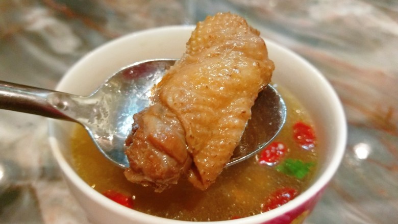 竹荪鸡汤,出锅前加入盐,白胡椒