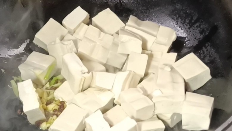 椒麻豆腐,放入豆腐和少许盐,煎至两面金黄