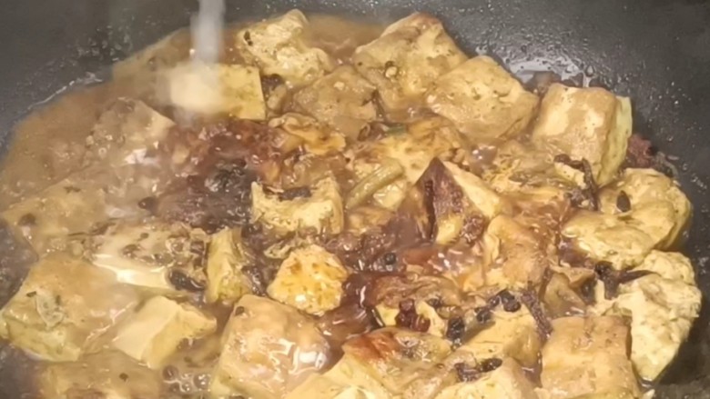 椒麻豆腐,5分钟后淋入<a style='color:red;display:inline-block;' href='/shicai/ 788'>生抽</a>拌匀,淋入淀粉水拌匀