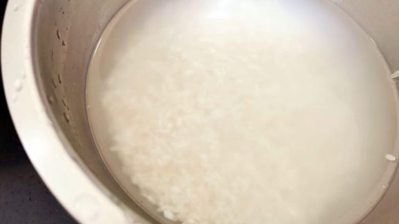 皮蛋火腿粥,大米洗净,泡发一个小时