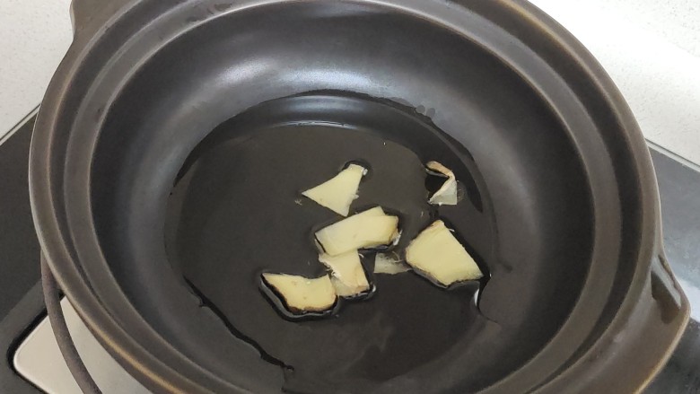 羊肉泡馍,锅中烧油,加入姜片炒香