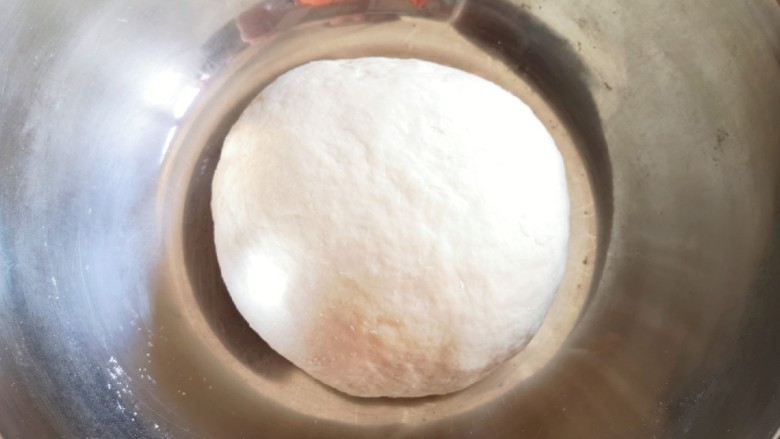 豆腐包子,先用筷子搅拌成絮状,再揉成光滑的面团,盖上保鲜膜发酵至两倍大。