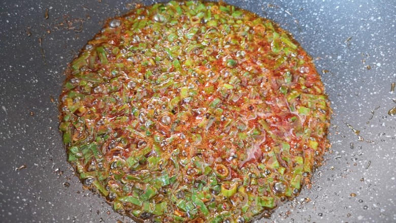 豆腐包子,加入<a style='color:red;display:inline-block;' href='/shicai/ 9613'>辣椒面</a>炒出红油。