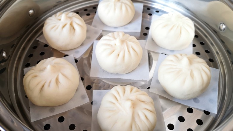 豆腐包子,蒸锅内放水,篦子上铺上油纸,放上做好的包子生胚,盖上锅盖二次发酵10分钟左右。