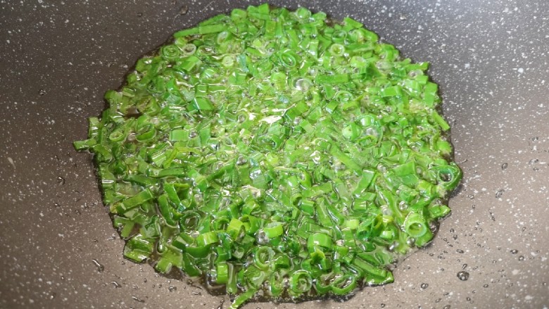 豆腐包子,炒锅内倒适量的食用油烧热,下入小葱叶炒香。