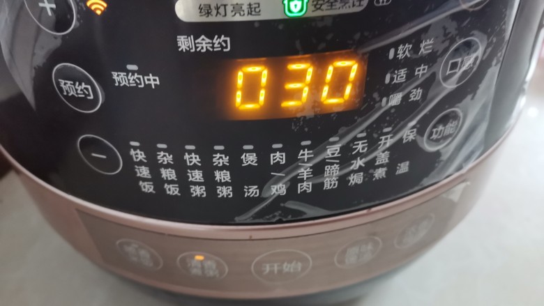 桂圆红枣八宝粥,放入高压锅,按豆类蹄筋键煮30分钟