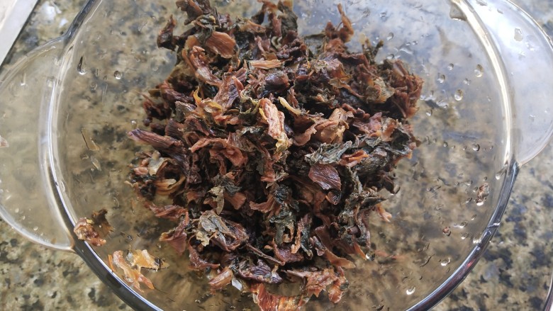 香干蒸腊肉,<a style='color:red;display:inline-block;' href='/shicai/ 707'>梅干菜</a>提前泡软,挤去水分