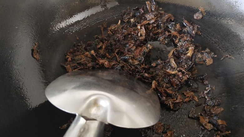 香干蒸腊肉,锅里放油烧热,放入梅干菜煸香