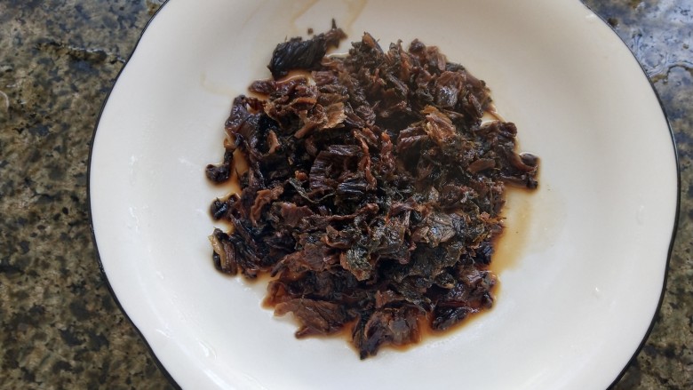 香干蒸腊肉,盛入盘中,锅里的汤汁先留着备用