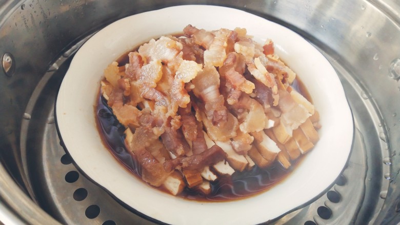 香干蒸腊肉,时间到,揭盖,一股香味扑鼻而来