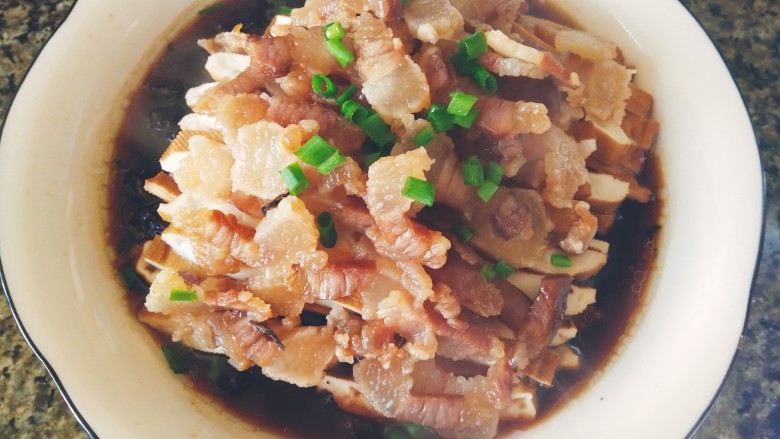 香干蒸腊肉,撒上葱花,开吃