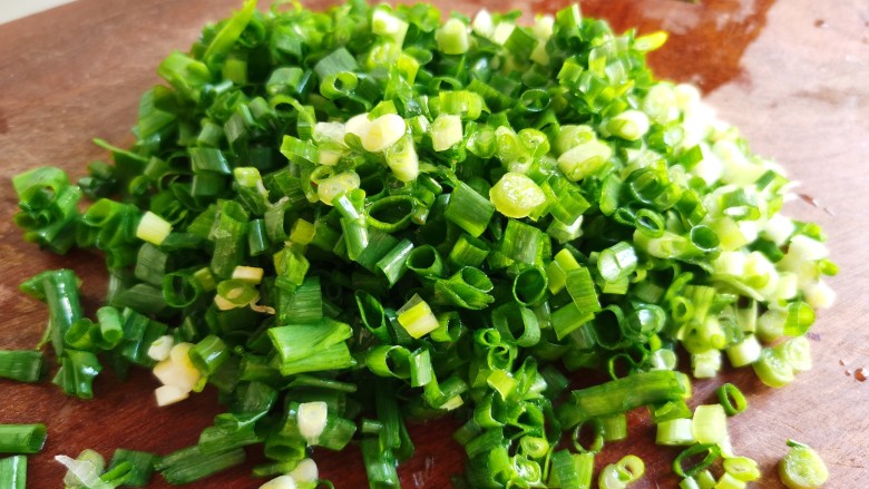 豆腐包子,想要豆腐馅好吃,我的秘方是先炸葱椒油,加了葱椒油的豆腐馅特别好吃。先将<a style='color:red;display:inline-block;' href='/shicai/ 157'>小葱</a>切碎。