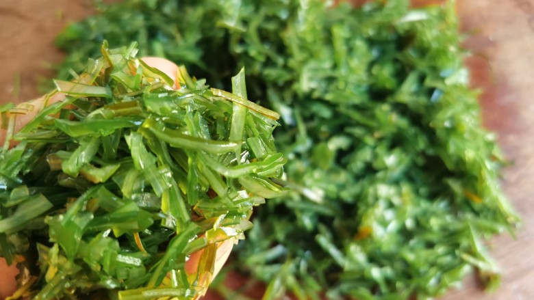 豆腐包子,<a style='color:red;display:inline-block;' href='/shicai/ 4872'>海带丝</a>先泡去盐份,清洗好后切碎。