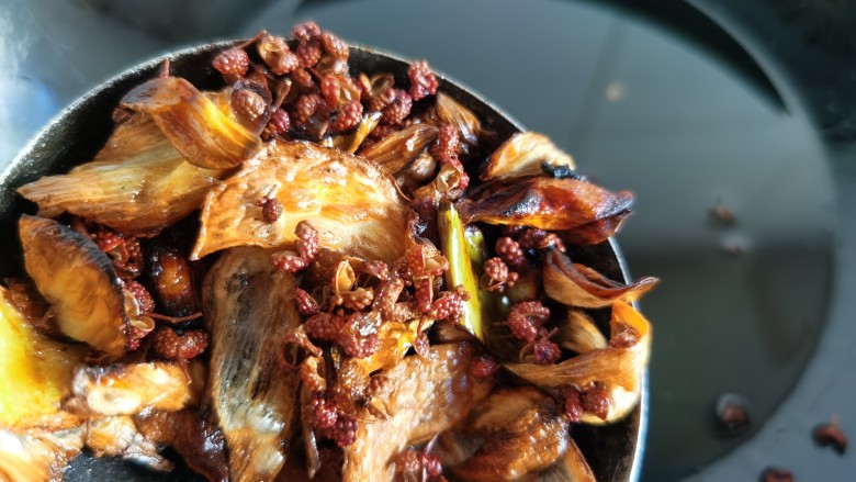 豆腐包子,花椒炸出香味后关火,把油里的葱和花椒捞出来不用。
