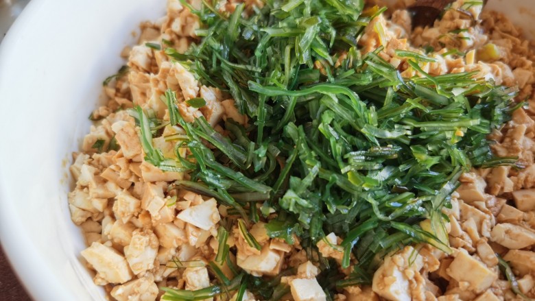 豆腐包子,放入海带碎。豆腐里加入海带会有提鲜的作用,但不易加太多。