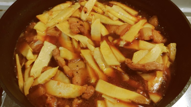 腊肉炒冬笋,添加适量清水烧开,转中小火烧。
