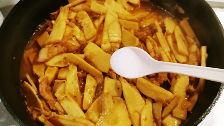 腊肉炒冬笋,烧至食材成熟,按自己口味添加盐调味。