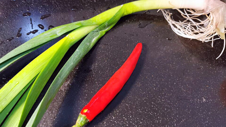 腊肉炒冬笋,<a style='color:red;display:inline-block;' href='/shicai/ 85026'>青蒜苗</a>,红椒