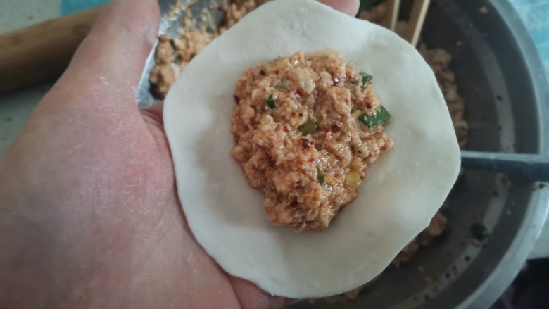 豆腐包子,擀成包子皮,包入适量豆腐馅