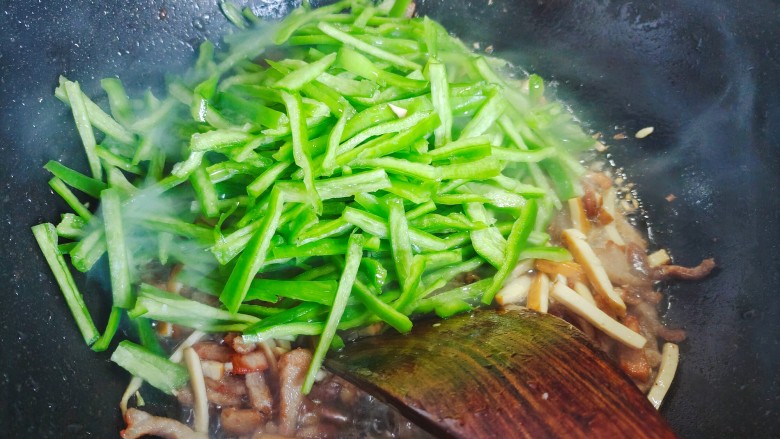 辣椒豆腐干小炒肉,加入辣椒,翻炒均匀