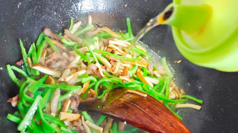 辣椒豆腐干小炒肉,加适量料酒,翻炒至辣椒断生