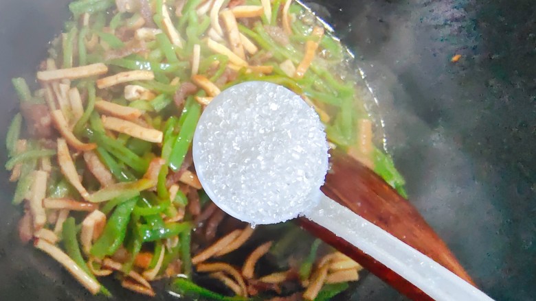 辣椒豆腐干小炒肉,加一小勺细砂糖,翻炒均匀即可
