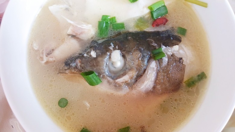 鲫鱼豆腐菇菌汤,加入豆腐和鱼小火慢炖30分钟,撒上葱花和枸杞即可。
