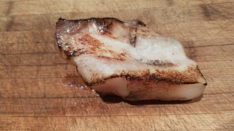 腊肉蒸腐竹,腊肉洗干净煮半小时左右,我是提前煮好的