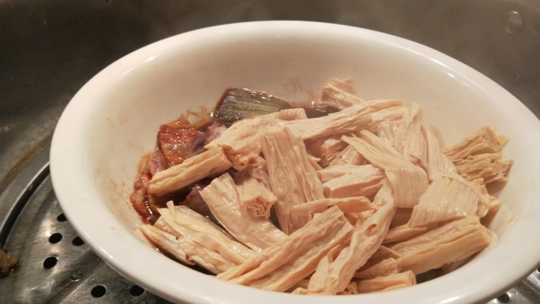 腊肉蒸腐竹,放入腐竹