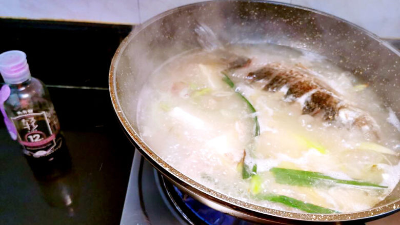 鲫鱼豆腐菇菌汤,大火煮10分钟,奶白汤汁呈现出来