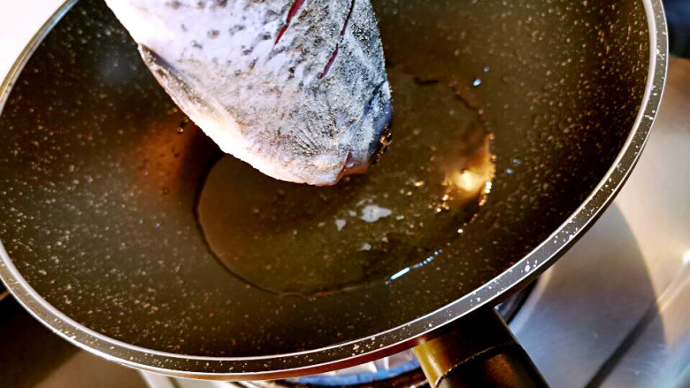 鲫鱼豆腐菇菌汤,鱼身拍上<a style='color:red;display:inline-block;' href='/shicai/ 720'>胡椒粉</a>,锅中下油,轻轻放入鲫鱼
