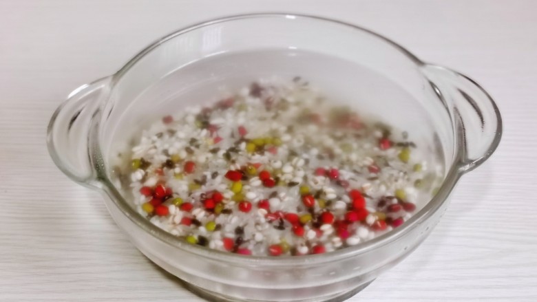 桂圆红枣八宝粥,米,豆清洗干净冷水泡30分钟。