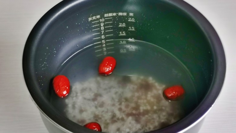 桂圆红枣八宝粥,加入纯净水,一次加够。
