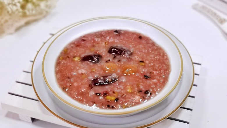 桂圆红枣八宝粥,盛出即可食用,简单又好吃。