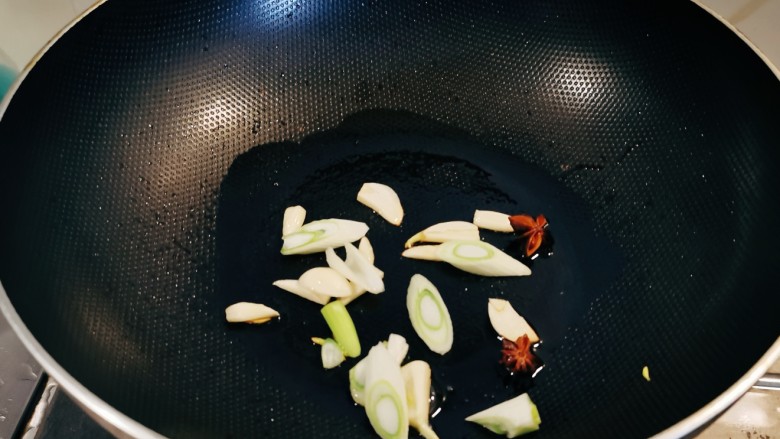 鲫鱼豆腐菇菌汤,锅中留下底油继续加热,放入<a style='color:red;display:inline-block;' href='/shicai/ 695'>八角</a>、葱蒜炒出香味。