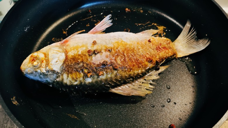 鲫鱼豆腐菇菌汤,平底锅放入食用油加热,放入<a style='color:red;display:inline-block;' href='/shicai/ 700'>花椒</a>和鲫鱼煎至两面金黄出锅。