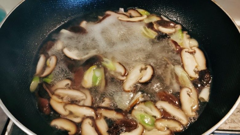 鲫鱼豆腐菇菌汤,倒入适合量的清水,烧开。