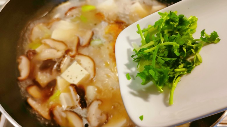 鲫鱼豆腐菇菌汤,放入香菜增香,关火出锅。