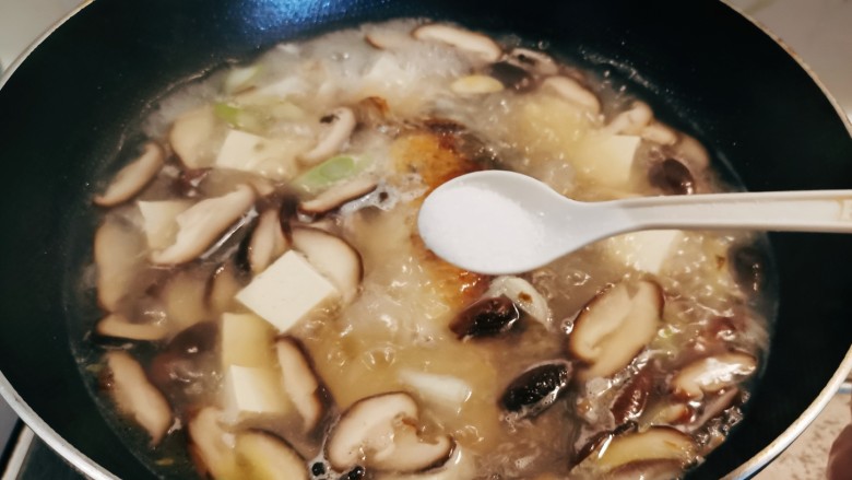 鲫鱼豆腐菇菌汤,汤汁奶白色,放入盐调味。