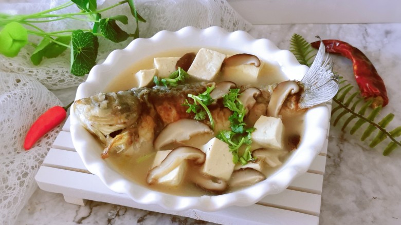 鲫鱼豆腐菇菌汤,装入汤碗,趁热食用。