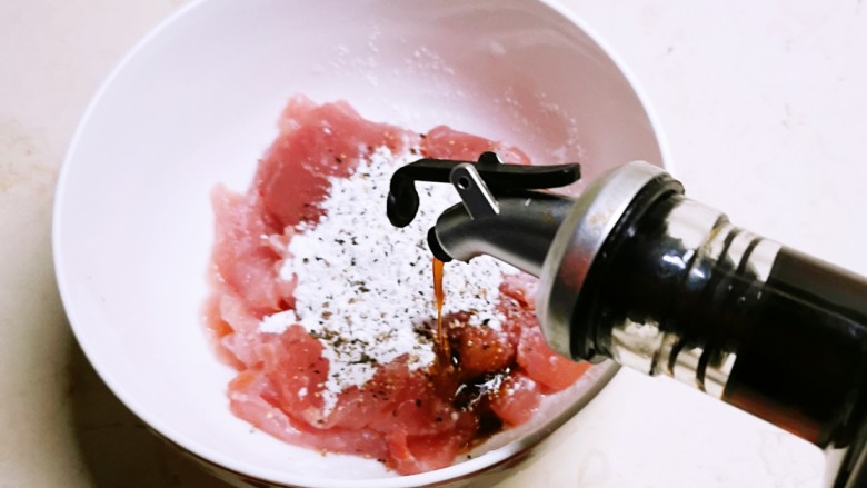 辣椒豆腐干小炒肉,<a style='color:red;display:inline-block;' href='/shicai/ 429'>瘦肉</a>切片放入碗中，放入淀粉、<a style='color:red;display:inline-block;' href='/shicai/ 720'>胡椒粉</a>和半汤匙<a style='color:red;display:inline-block;' href='/shicai/ 692'>酱油</a>，反复抓拌均匀静置20分钟。