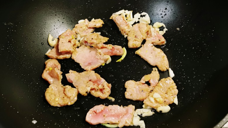 辣椒豆腐干小炒肉,放入肉片翻炒变色。