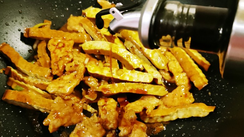 辣椒豆腐干小炒肉,加入酱油,翻炒均匀。