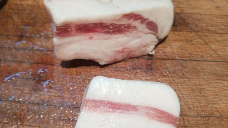 豆腐包子,这个时间可以做馅料了,五花肉去皮