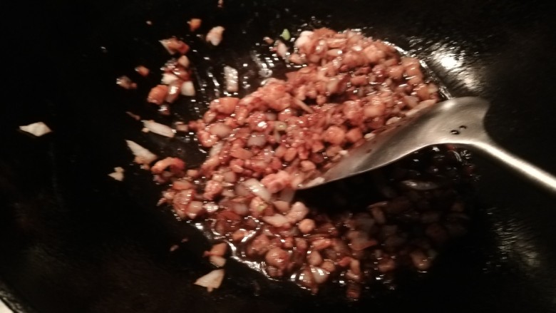 豆腐包子,加入<a style='color:red;display:inline-block;' href='/shicai/ 788'>生抽</a>,老抽,耗油。料酒煸香