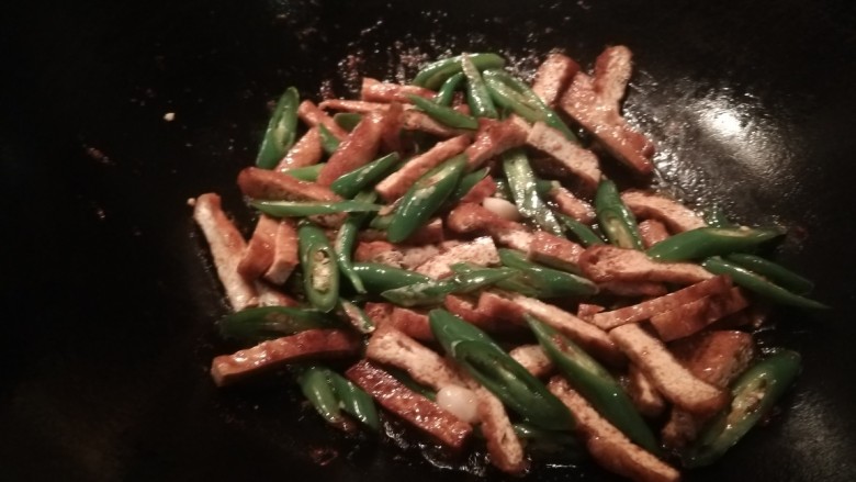 辣椒豆腐干小炒肉,加入酱油,耗油