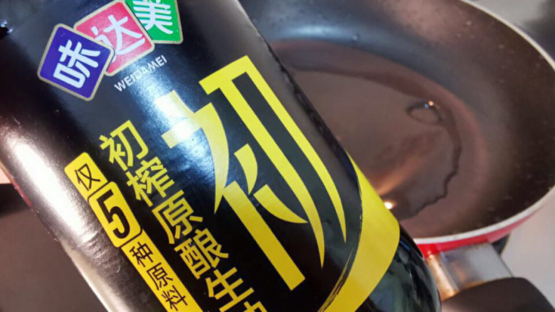 腊肉蒸腐竹,锅中下少许水,<a style='color:red;display:inline-block;' href='/shicai/ 788'>生抽</a>