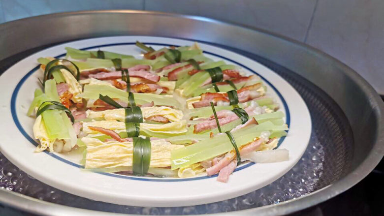 腊肉蒸腐竹,蒸5分钟即可取出(食材都是比较易熟的)