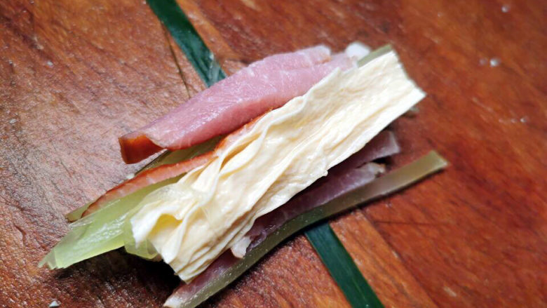 腊肉蒸腐竹,香茅叶铺底,将腐竹,腊肉,莴笋叠好