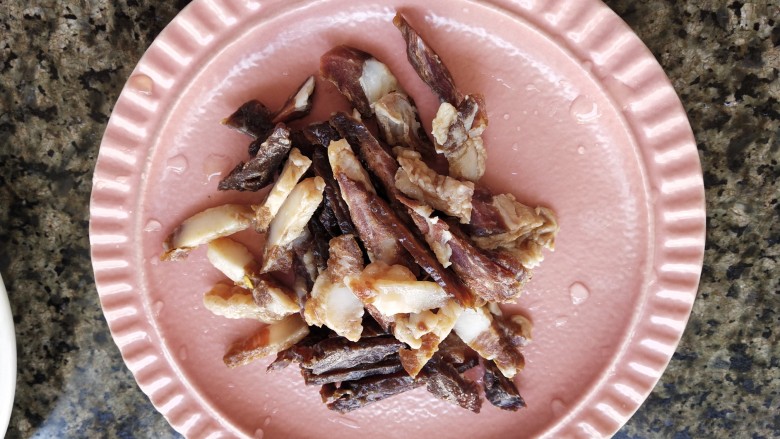 腊肉炒冬笋,<a style='color:red;display:inline-block;' href='/shicai/ 436'>腊肉</a>冲洗一下,切片